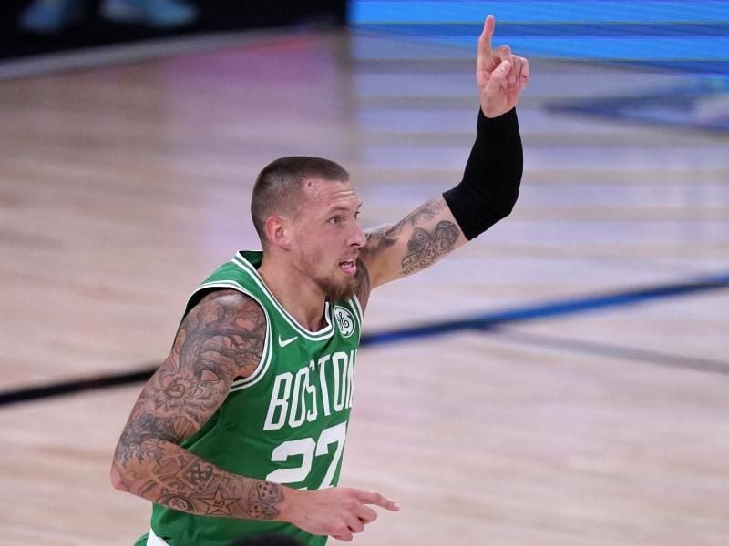 Konnte mit den Celtics gegen Miami Heat in der Serie Best-of-Seven auf 1:2 verkürzen: Daniel Theis feiert einen Treffer. Foto: Mark J. Terrill/AP/dpa