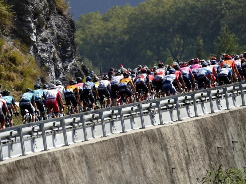 Das Fahrerfeld hat noch eine Etappe in den Alpen zu absolvieren. Foto: Christophe Ena/AP/dpa