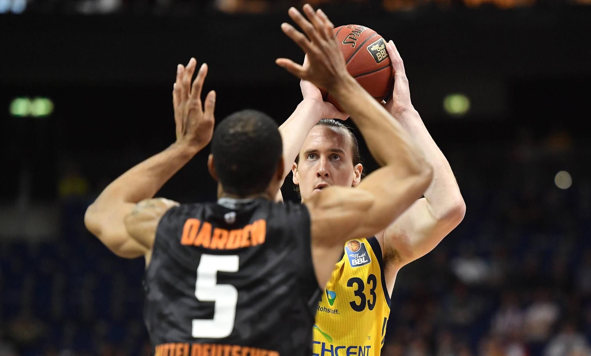 Dennis Clifford (ALBA, r.) im Zweikampf mit Tremell Darden vom MBC