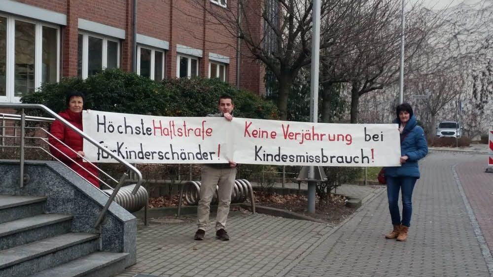 Angehörige der Schwestern protestieren vor dem Gericht gegen Verjährungsfristen bei sexuellem Missbrauch.