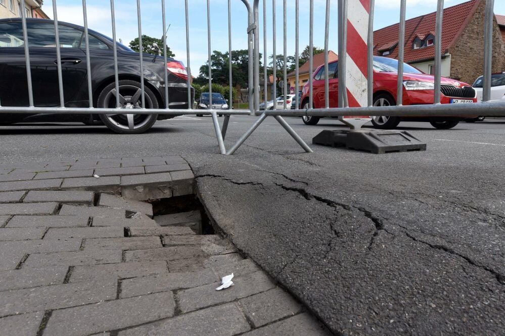 Vor zwei Wochen hatte sich auf dem Parkplatz in Aschersleben dieses Loch aufgetan.