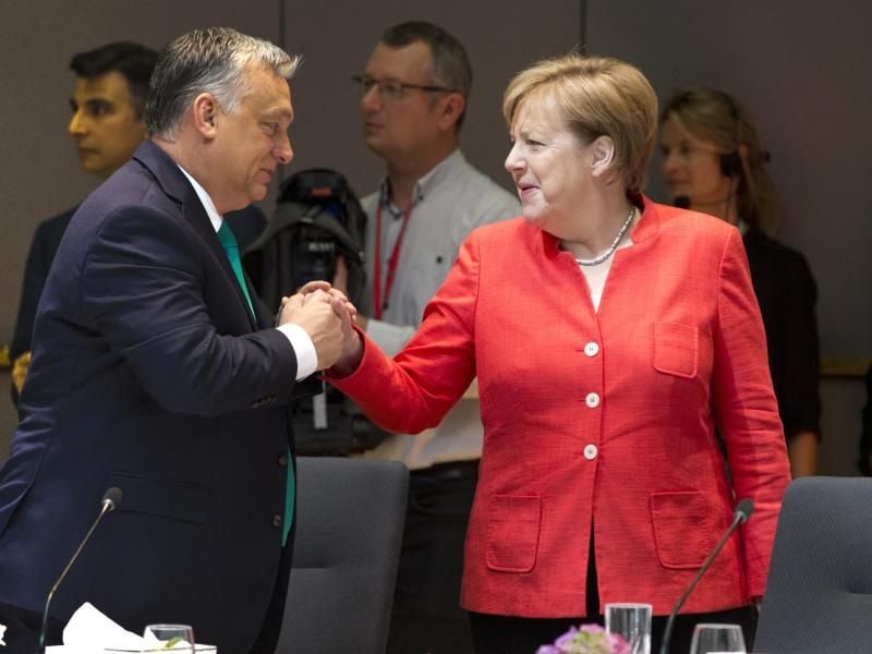 Auf bald: Merkel und ihr ungarischer Amtskollege Viktor Orban bei EU-Gipfel. Orban kommt am nächsten Donnerstag ins Kanzleramt nach Berlin. Foto: Virginia Mayo/AP