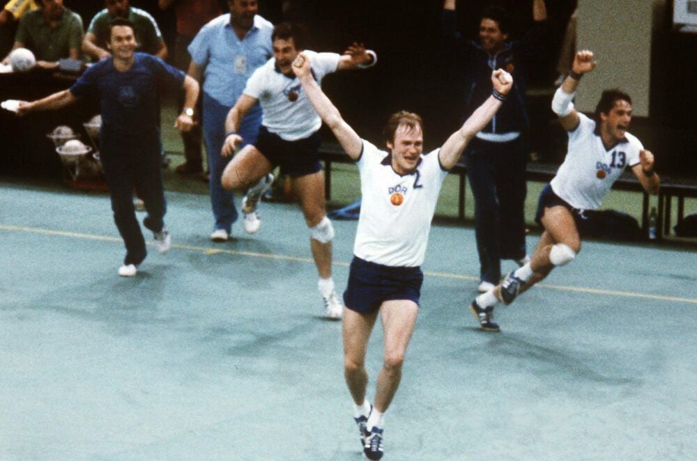 Unglaubliches wird wahr: Die DDR-Handballer (vorn Günter Dreibrodt) bejubeln ihren Sieg über Gastgeber Sowjetunion im Olympiafinale 1980.