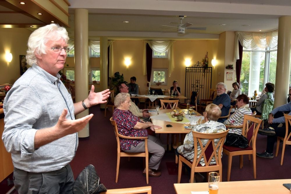 Rund 30 Personen folgten der Einladung zu einem Bürgerforum, darunter auch einige Stadträte wie Johannes Kunze (links).