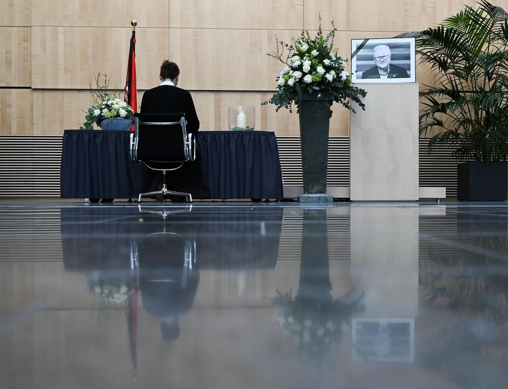 Neben einem Foto des hessischen Finanzministers Thomas Schäfer (CDU) mit Trauerflor trägt sich ein Mitarbeiter im Hessischen Finanzministerium in ein Kondolenzbuch ein.