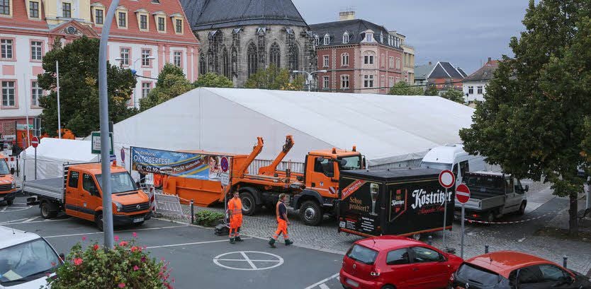 Das große Festzelt ist bereits aufgebaut.