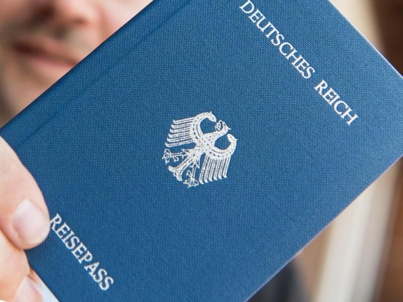 Heft mit dem Aufdruck „Deutsches Reich - Reisepass”. Foto: Patrick Seeger/dpa/Archivbild
