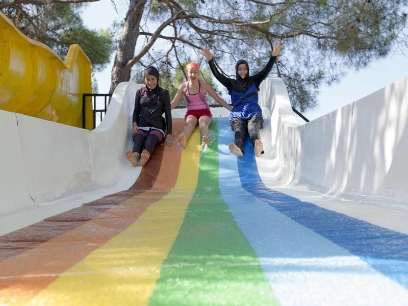 Diese muslimischen Mädchen genießen die Wasserrutsche im Hotel - in Halal-Hotels sind die Schwimmbereiche für Männer und Frauen getrennt. Foto: HalalBooking