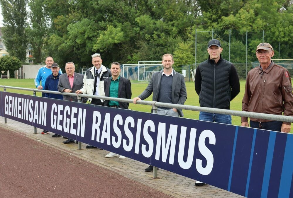 Die Vertreter vom Sondermaschinenbau, Pergande und Polifilm treten mit den Verantwortlichen des SV Gölzau gegen Rassismus auf.