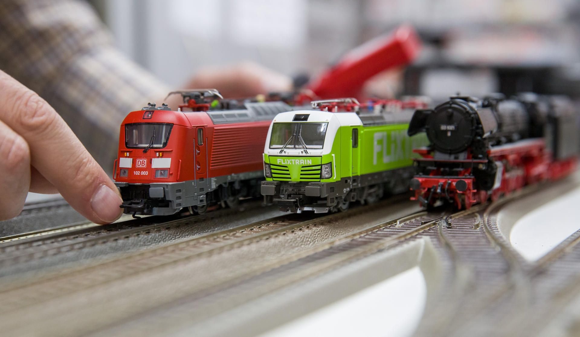 In der Corona-Krise haben viele Menschen wieder mehr Zeit, sich ihren Hobbys zu widmen. Davon profitiert auch die Modelleisenbahnbranche.