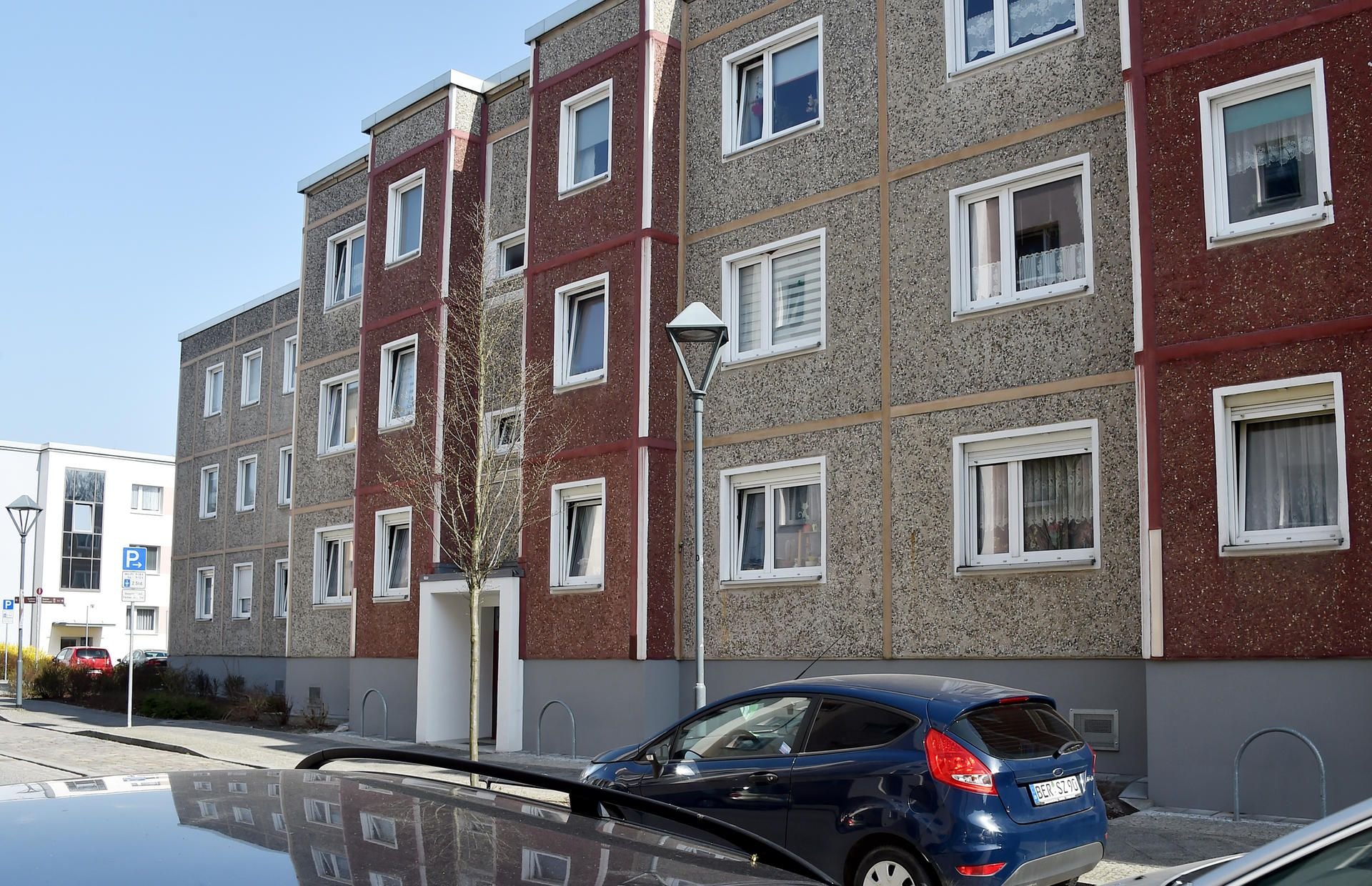 Ein bereits teilweise sanierter DDR-Plattenbau im Zentrum von Bernau steht unter Denkmalschutz.