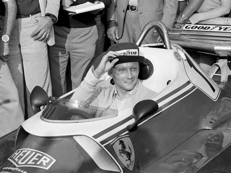 Niki Lauda 1976 in seinem Ferrari. Foto: Raoul Fornezza/AP