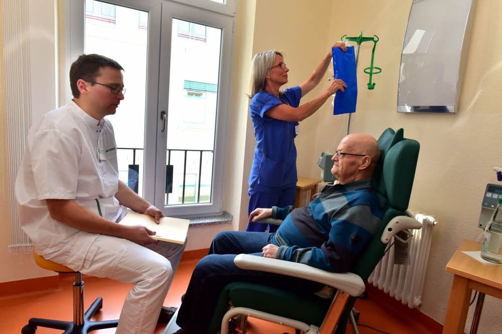 Franziska Held und Prof. Dr. Thoralf Lange unterhalten sich nach der Therapie mit Wolfgang Schifter.