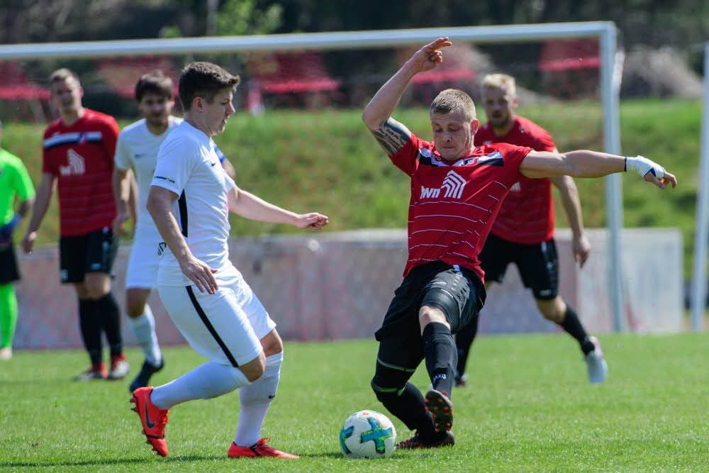 Patrick Hauer (r.) stand zum dritten Mal in Folge in der Startelf der Naumburger, und wie beim 2:1-Sieg zuletzt in Brachstedt gelang ihm auch gegen Piesteritz ein Treffer. Doch der gastgebende SCN verlor diese Landesliga-Partie mit 3:5.