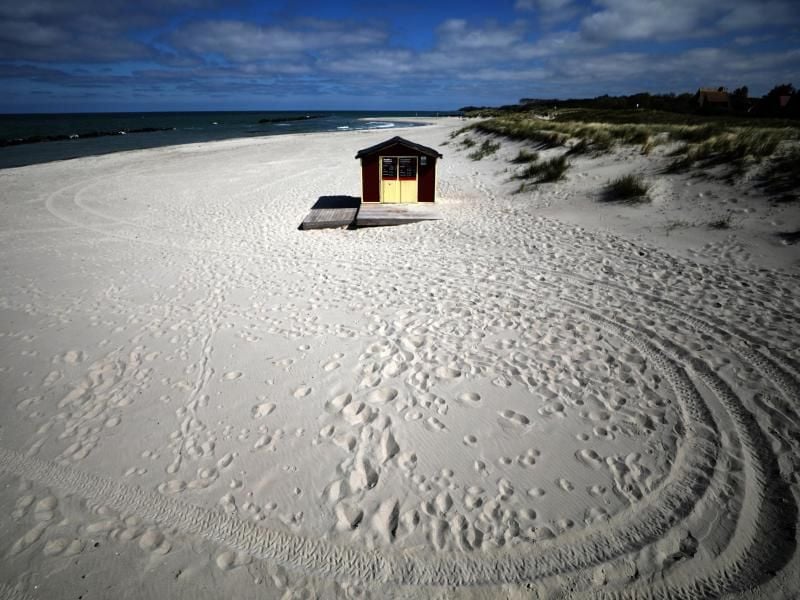 Die Hütte eines Strandkorbvermieters steht am menschenleeren Ostseestrand in Wustrow. Foto: Bernd Wüstneck/dpa-Zentralbild/dpa