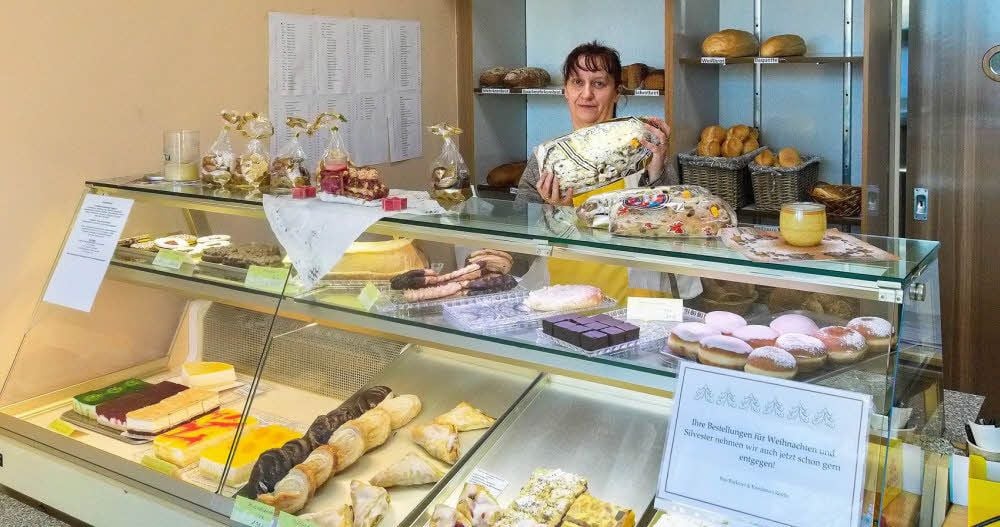 Kerstin Scheffler kümmert sich in der neuen Bäcker-Filiale in Krumpa mit einer Kollegin um das Wohl der Kunden.