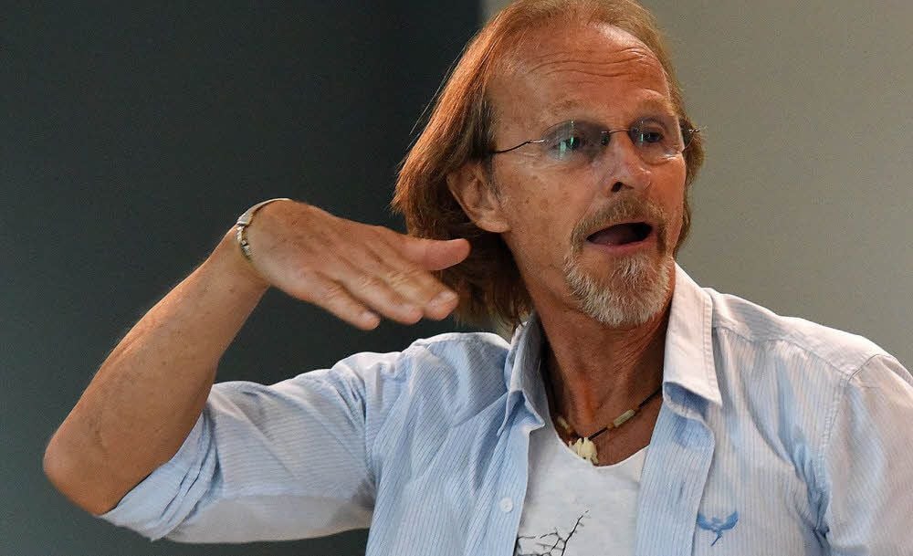 Eisi Gulp bei seinem Auftritt vor Schülerinnen und Schülern der Ganztagsschule „Albert Schweitzer“.