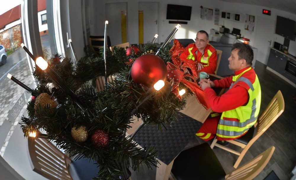 Uwe Nestler (links) und Michael Grone haben Heiligabend den Dienst in der Rettungswache Schadeleben übernommen.