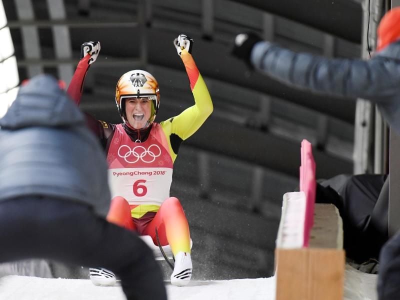 Natalie Geisenberger jubelt über ihre Goldmedaille. Foto: Tobias Hase