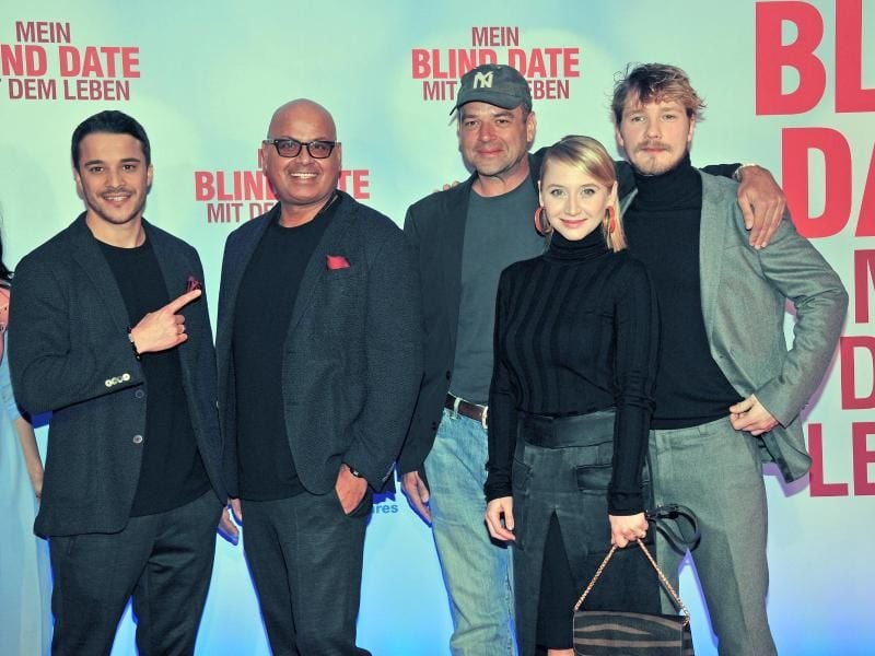 Kostja Ullmann (l-r), Saliya Kahawatte, Marc Rothemund, Anna Maria Mühe und Jacob Matschenz bei der Premiere von „Mein Blind Date mit dem Leben” in München. Foto: Ursula Düren