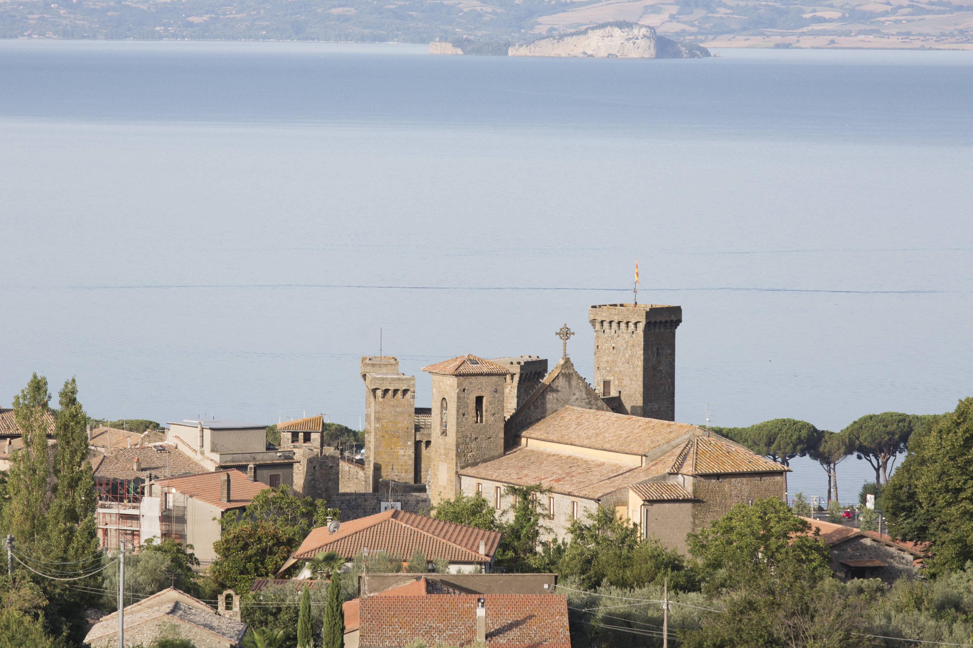 Blick auf den See Lago die Bolsena. Geister und Dämonen sollen auf der dortigen Isola Bisentina ihr Unwesen treiben.