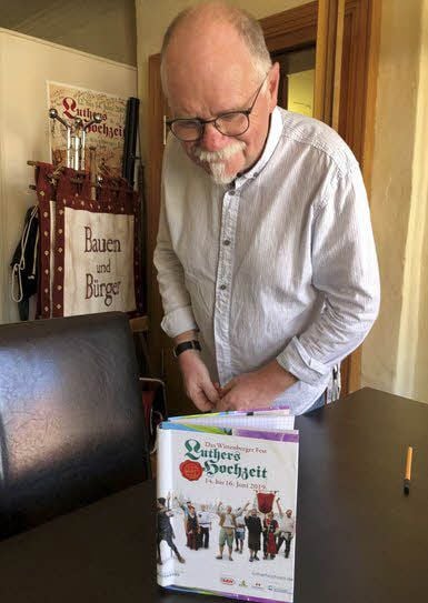 Peter Pajak und das analoge Facebook: ein Gästebuch, angelegt zum Stadtfest vom Heimatverein