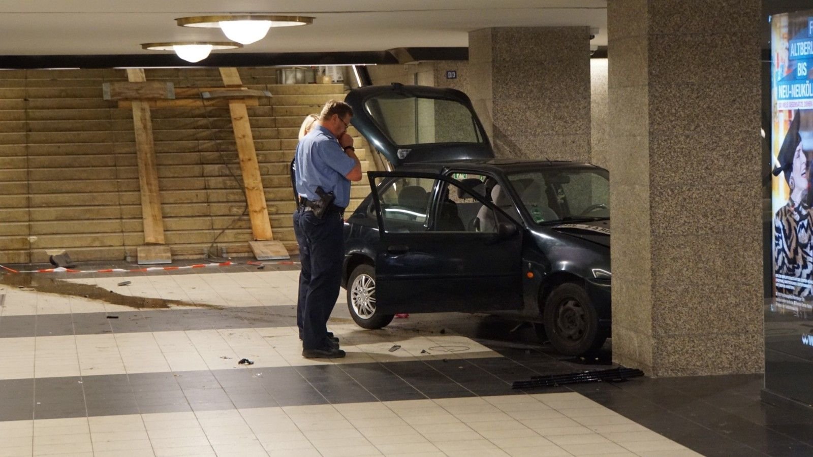 Das Fahrzeug auf dem Zwischengeschoss des U-Bahnhofs