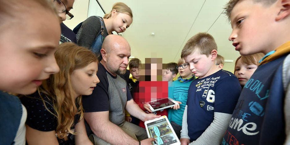 Medienpädagoge Christian Klisan zeigt Grundschülern aus Hohenmölsen, wie sie sicher das Internet nutzen können.