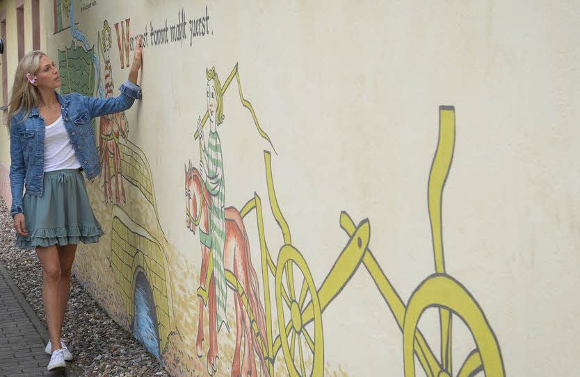 Model Isabelle Brüning als Touristin in Reppichau - da gibt es jede Menge zu entdecken und natürlich den späteren Zuschauern zu zeigen.