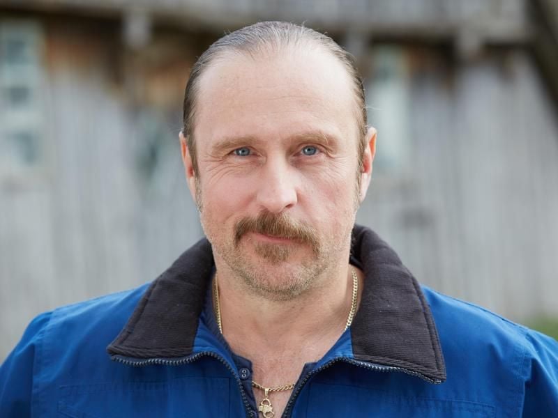 Schauspieler Bjarne Mädel als Heiko „Schotty” Schotte am Set von „Der Tatortreiniger”. Foto: Georg Wendt