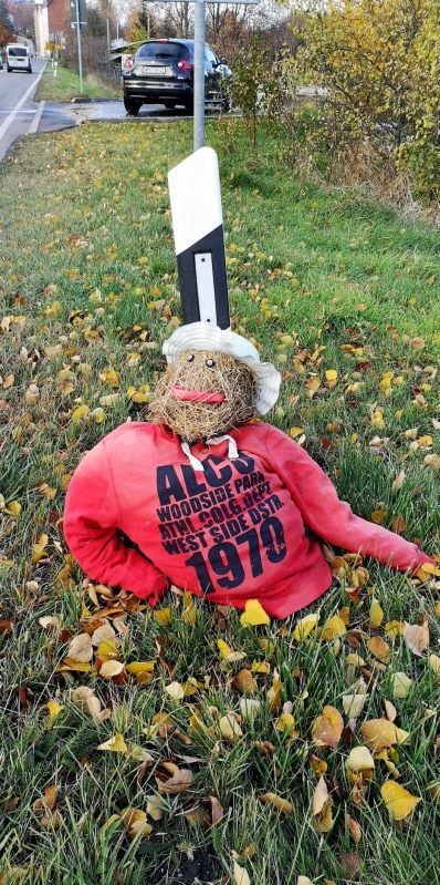 Das Oberteil der Strohpuppe lehnte Dienstag an einem Leitpfosten am Ortseingang von Zeitz.