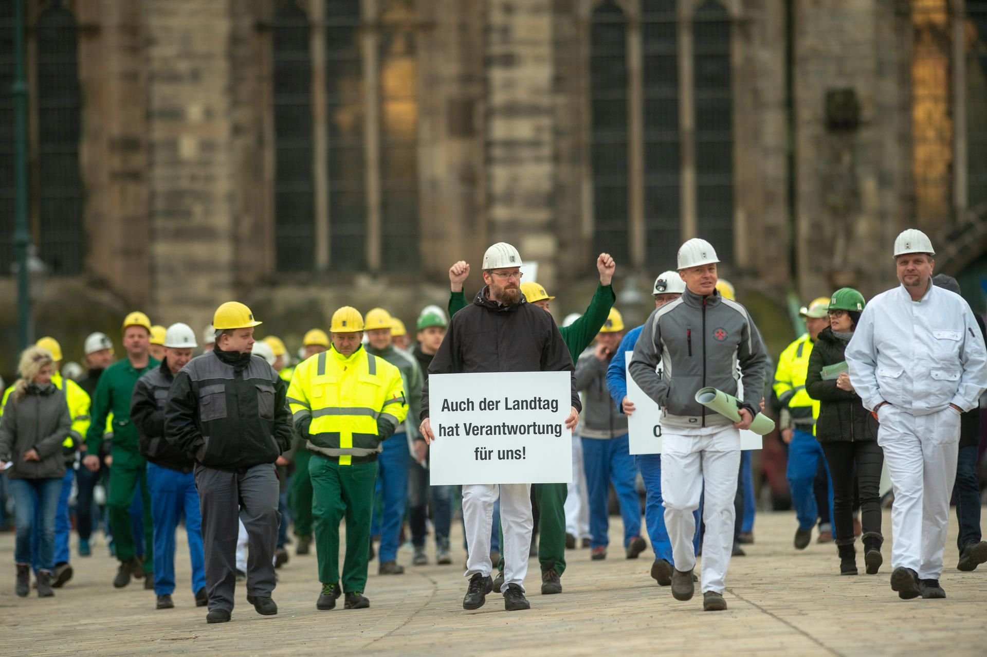 Bergleute der Grube Teutschenthal gehen über den Domplatz zum Landtag, um dort gegen eine drohende Stilllegung des Freilagers zu demonstrieren.