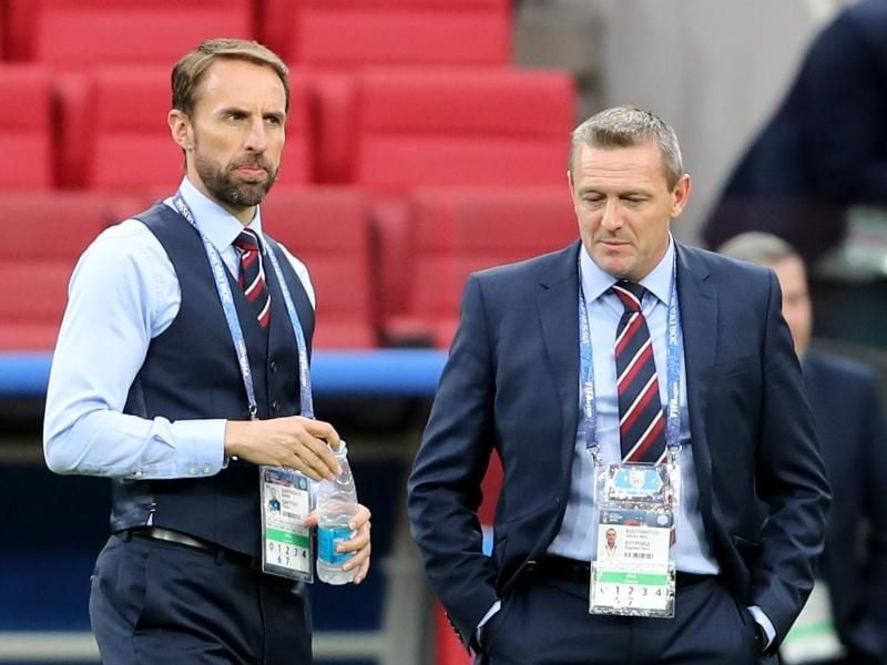 Englands Trainer Gareth Southgate (l) steht mit U21-Coach Tony Mowbray vor Spielbeginn im Stadion beisammen. Foto: Owen Humphreys/PA Wire
