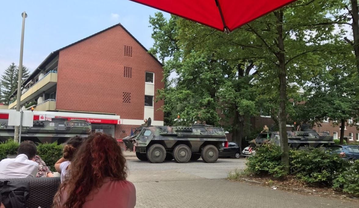 Auf Twitter kursieren Fotos von Bundeswehr-Fahrzeugen in Hamburg.