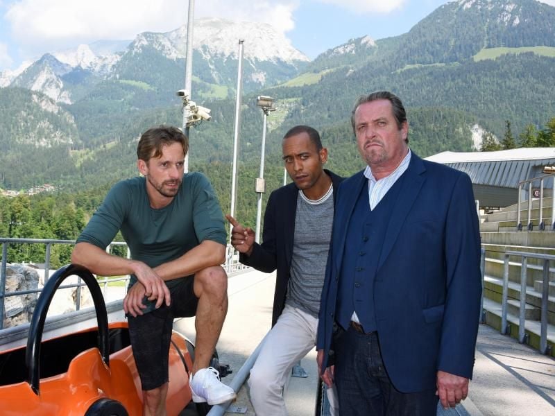 Ben Blaskovic (Tom Aureiner l-r), Peter Marton (Kommissar Jerry Paulsen) und Andreas Giebel (Hauptkommissar Benedikt Beissl) bei r Dreharbeiten zur ARD-Vorabendserie "Watzmann ermittelt". Foto: Ursula Düren