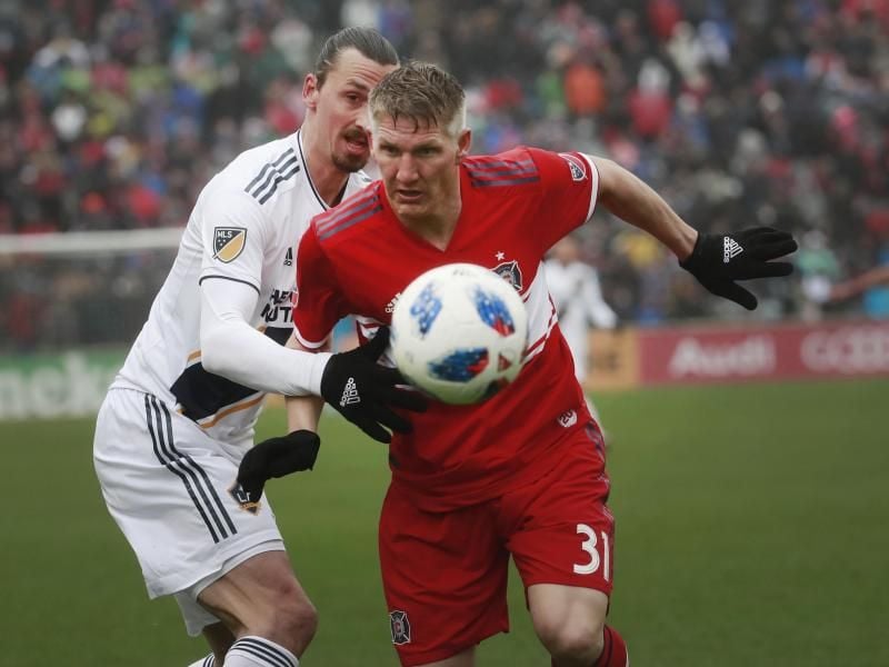 Bastian Schweinsteiger (r) von Chicago Fire kommt vor Galaxy-Spieler Zlatan Ibrahimovic an den Ball. Foto: Nuccio Dinuzzo/Chicago Tribune/zuma