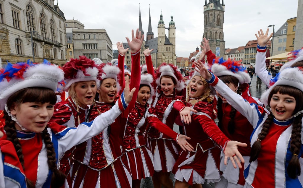 Fröhlich feierten die Funkenmariechen auf dem Marktplatz in Halle beim Rosenmontagsumzug auch schon in den vergangenen Jahren.