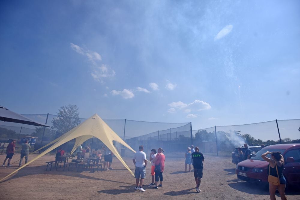 Die Spielfelder sind eingezäunt. Zur Eröffnung sind viele Schaulustige da.