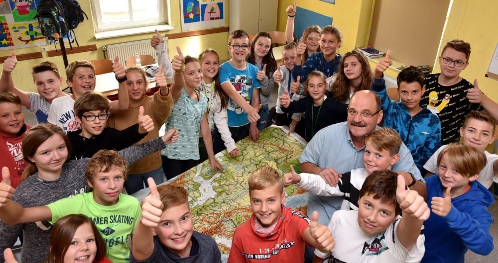Edgar Schreiber im Kreise seiner Schüler der Klasse 6a des Goethegymnasiums. Ende September geht er in den Ruhestand.