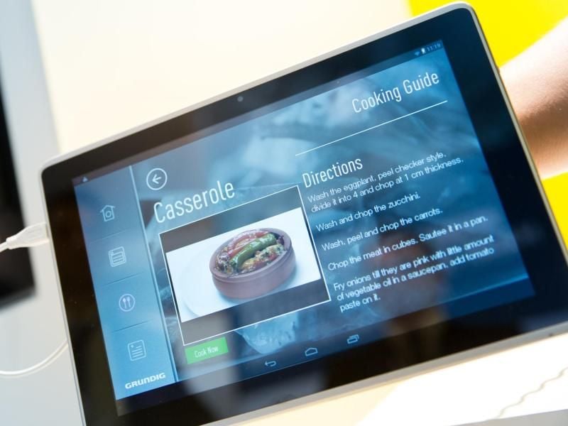 Mit Hilfe von Smartphones und Tablets lassen sich im Smart Home vernetzte Geräte steuern - etwa der Backofen. Foto: Florian Schuh/dpa-tmn