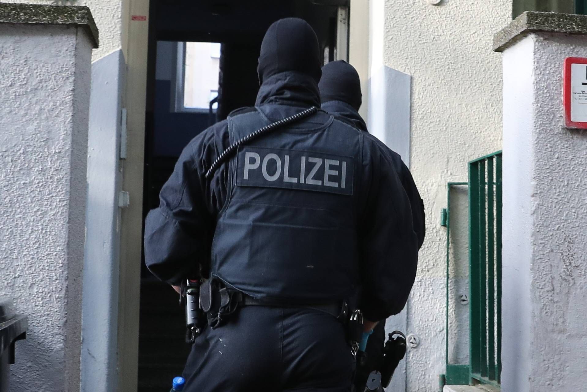Polizeibeamte bei einer Razzia