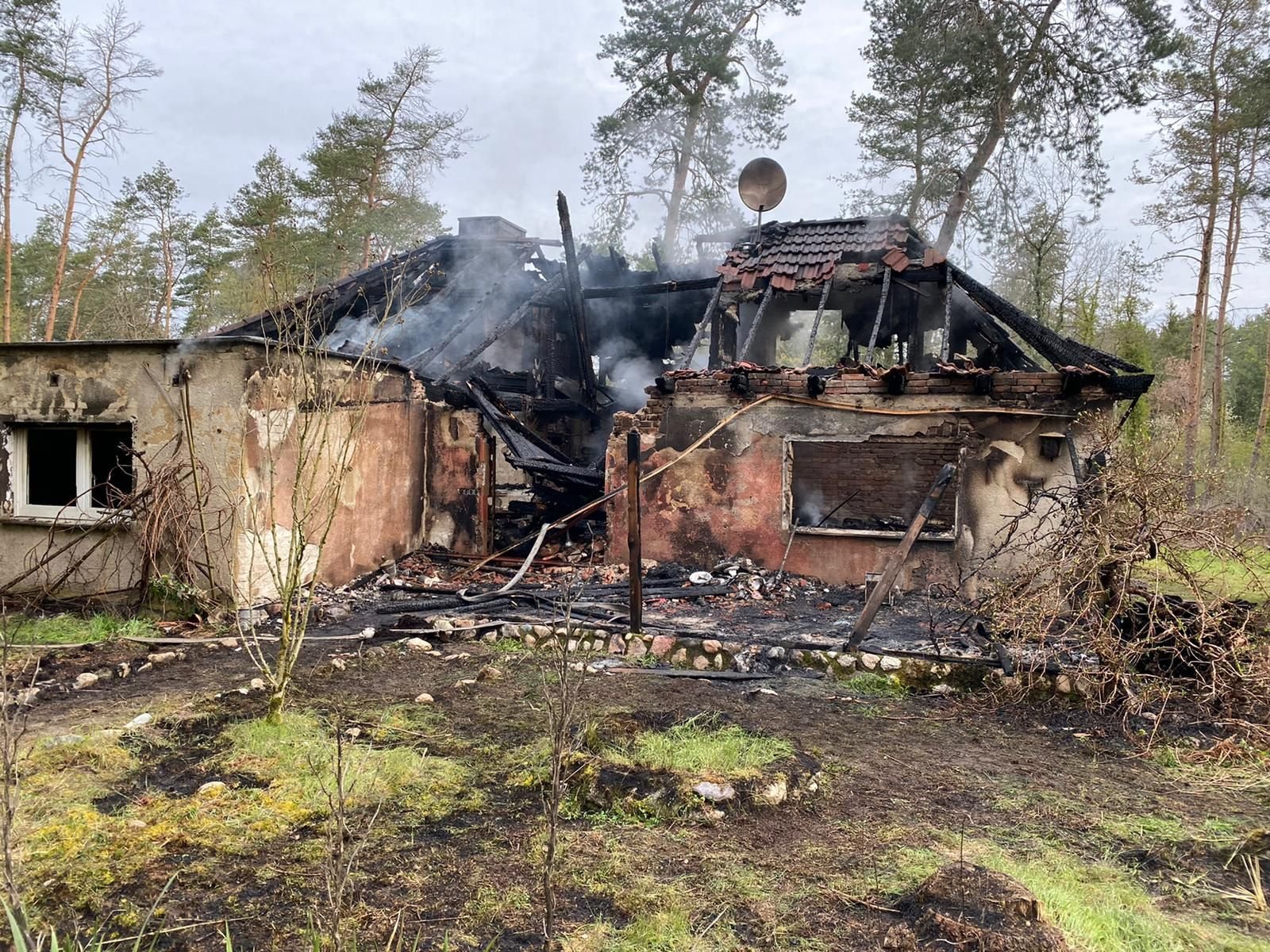 Beim Brand eines Wohnhauses in Lindhorst nördlich von Magdeburg ist am späten Dienstagabend eine 78 Jahre alte Frau gestorben.