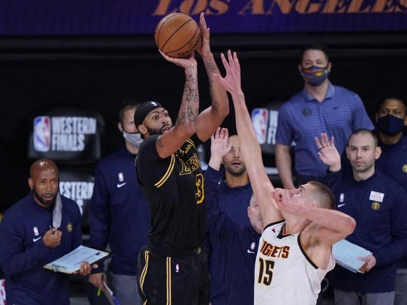 Lakers-Spieler Anthony Davis (l) verwandelt gegen Nikola Jokic von den Nuggets einen Dreier vor Ende des Spiels. Foto: Mark J. Terrill/AP/dpa