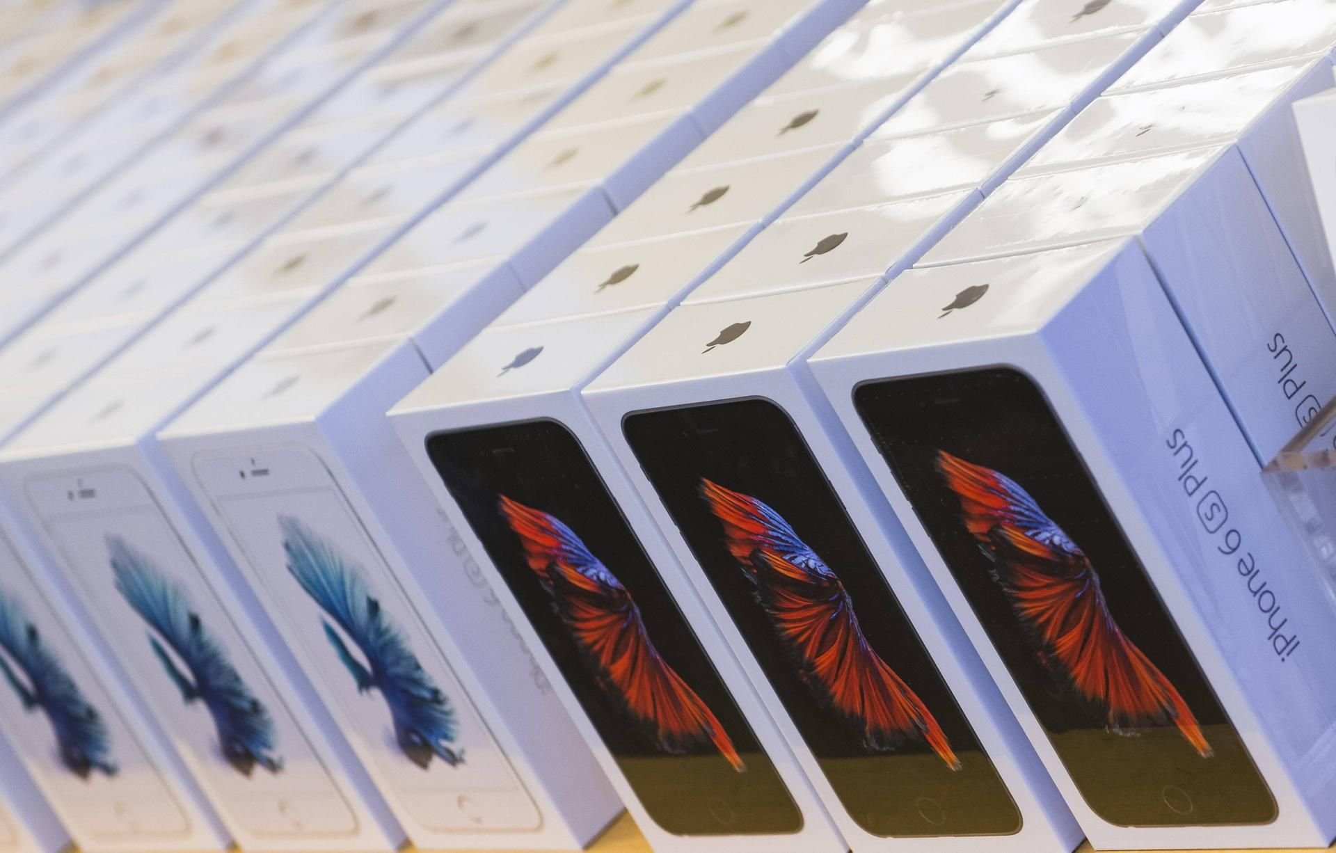 Mehrere Kartons mit neuen Smartphones