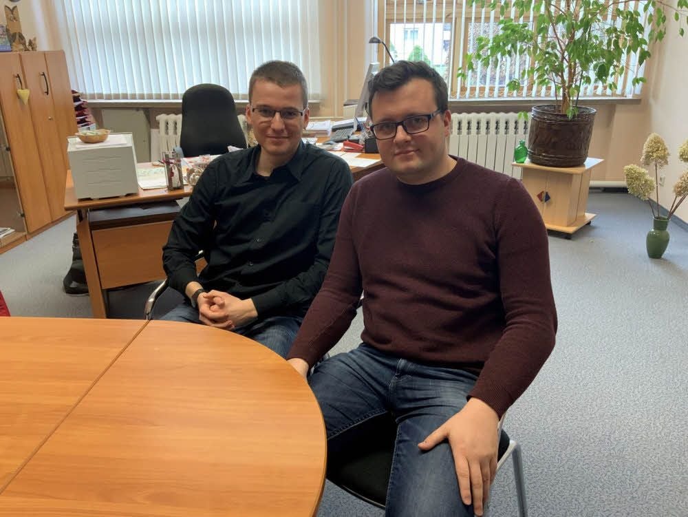 Carl-Thomas Rieger (li.) und Markus Fritzsche sind derzeit Praktikant und Referendar an der Jessener Grundschule „Max Lingner“.