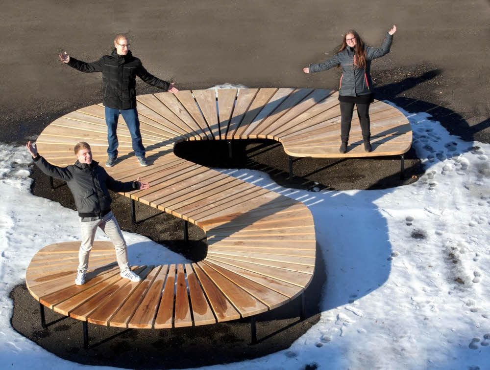 Schüler der 13. Klasse des Oberstufenzentrums (OSZ) Falkenberg bauten eine Sitzgelegenheit für den Pausenhof der Schule.