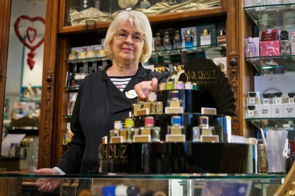 Edith Krüger ist „der gute Geist“ in der Parfümerie Tauschel in der Großen Ulrichstraße. Für den Ruhestand ist sie noch nicht bereit.