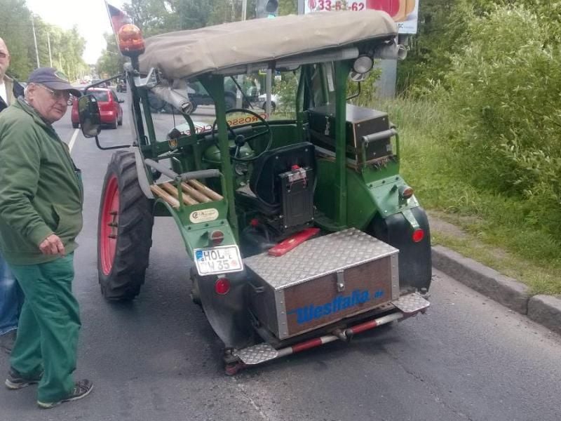 Achse gebrochen: Winfried Langner in Kaliningrad neben seinem Traktor. Foto: /Sabine Langner-Uslu