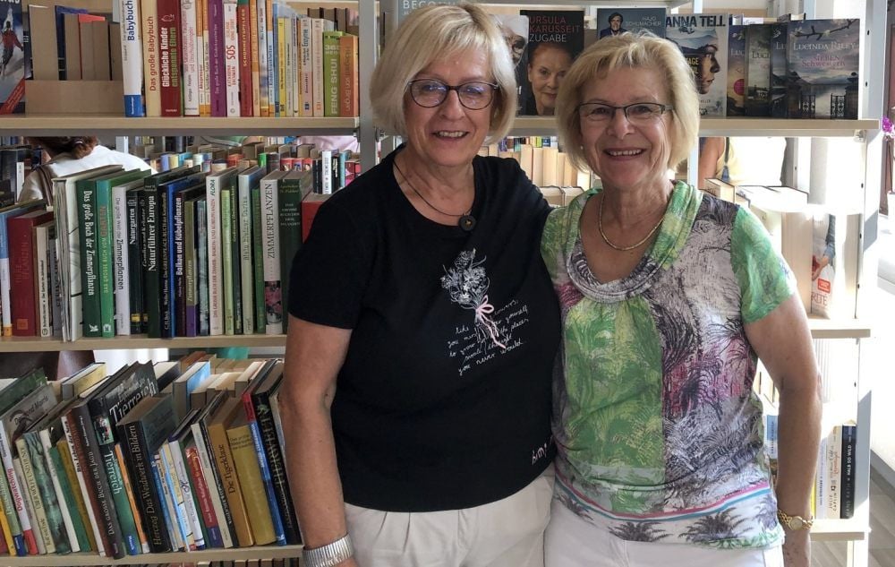Machen sich stark für „Büchertausch und Kaffeeklatsch“: Karola Schlaphorst (l.) und Rosemarie Schmidt