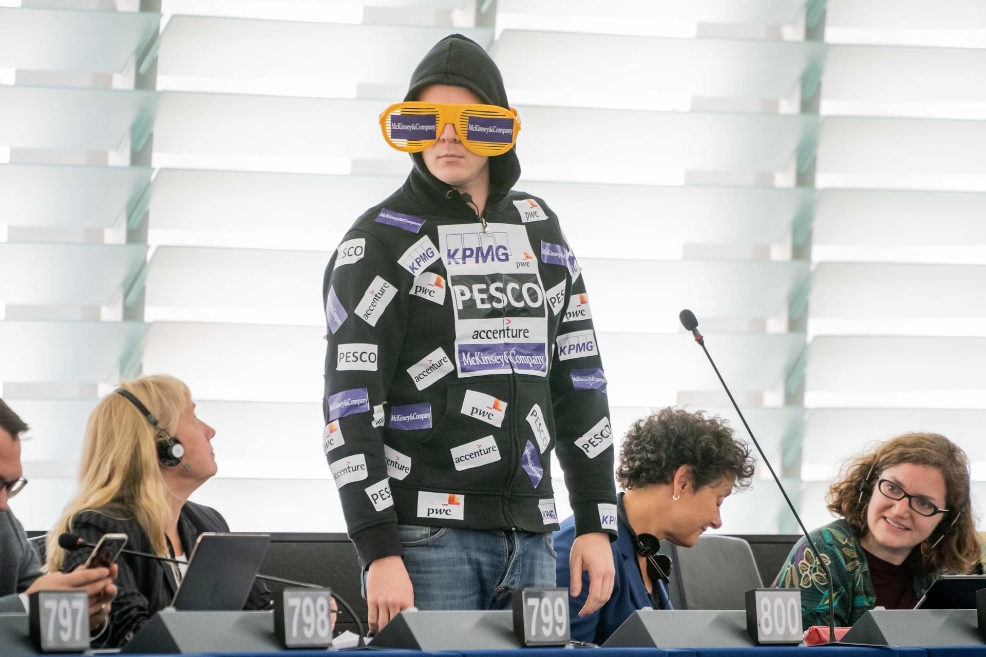 Der Die-Partei-Abgeordnete Nico Semsrott spielt mit seinem Pullover auf die Berater-Affäre um Ursula von der Leyen an.